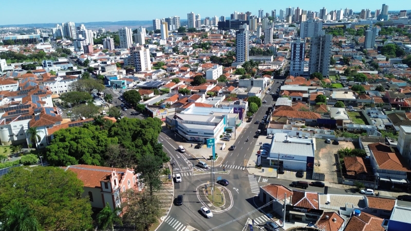 Vista aérea da área urbana de Marília, com edifícios e ruas.