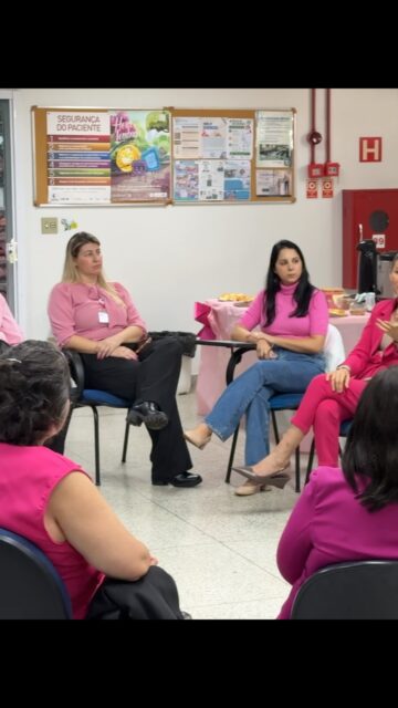 Cuidado, força e acolhimento no Outubro Rosa 🌸✨
Durante este mês de conscientização e prevenção ao câncer de mama, a Santa Casa de Marília realizou um encontro especial dedicado às pacientes atendidas pelo setor de Oncologia.
Foi uma manhã pensada com muito carinho para fortalecer a autoestima e proporcionar momentos de leveza: teve maquiagem, café da manhã especial, música, troca de experiências e muitas mensagens de fé, superação e esperança.
A psicóloga Thassiane Neves destacou a importância de criar esse espaço de autocuidado e integração, onde cada relato compartilhado serve de motivação e suporte mútuo na jornada do tratamento.
O diagnóstico precoce salva vidas. Cuide-se, faça seus exames e valorize cada passo desse processo de amor-próprio e saúde! 💖