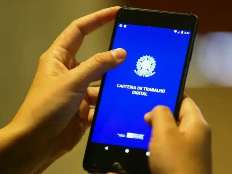 Carteira de Trabalho Digital exibida em um celular
